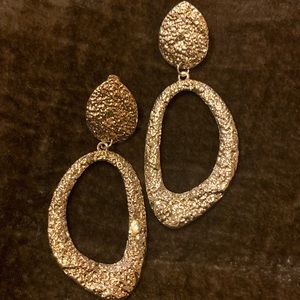 Gorgeous lightweight gold toned earrings